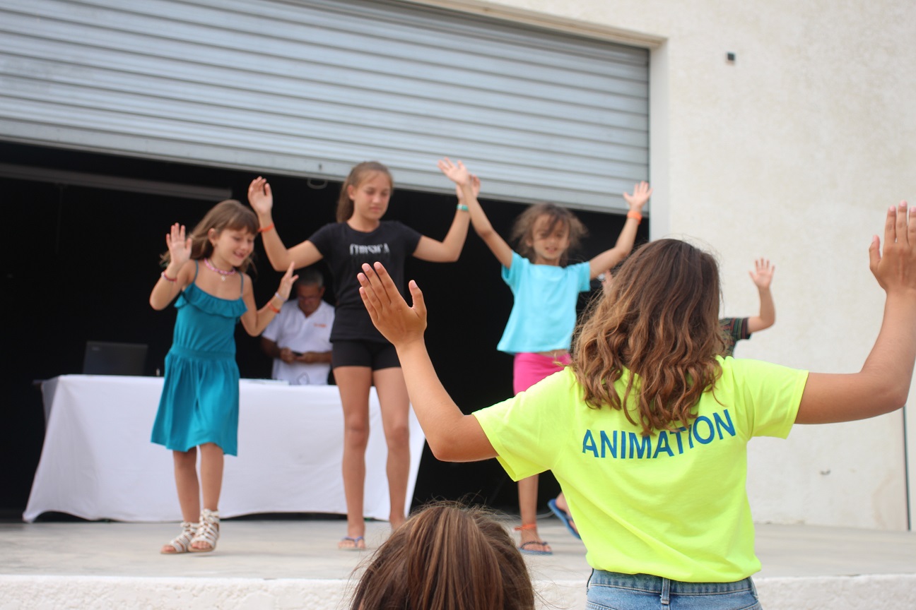 Les animatrices du club enfant préparent aussi, avec les enfants, des spectacles de danse, théâtre et chanson 