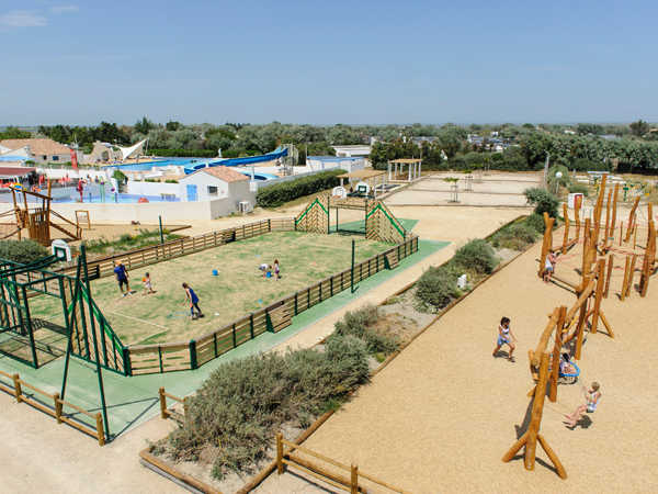 Le camping dispose d'un vaste terrain multi-sport et d'une aire de jeux pour les enfants